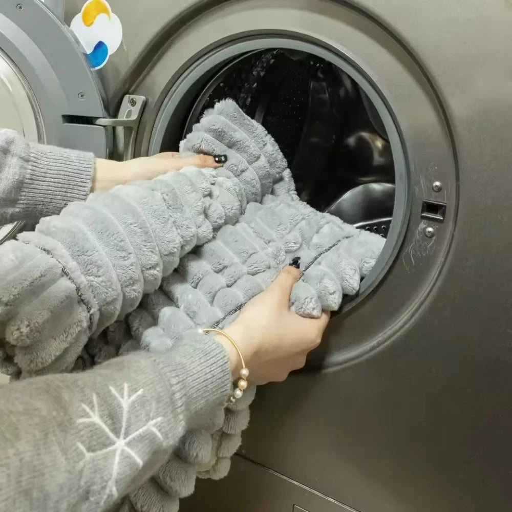CozyLuxe – Elegancka Flanelowa Narzuta na Kanapę