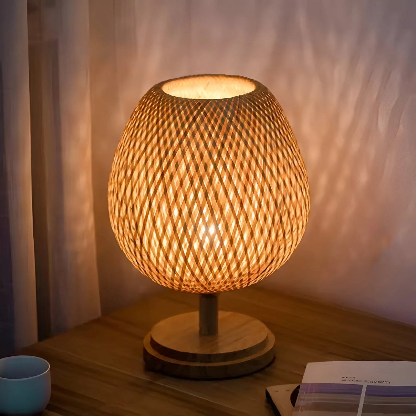 BambooGlow – ręcznie tkana lampa stołowa z rattanu 0