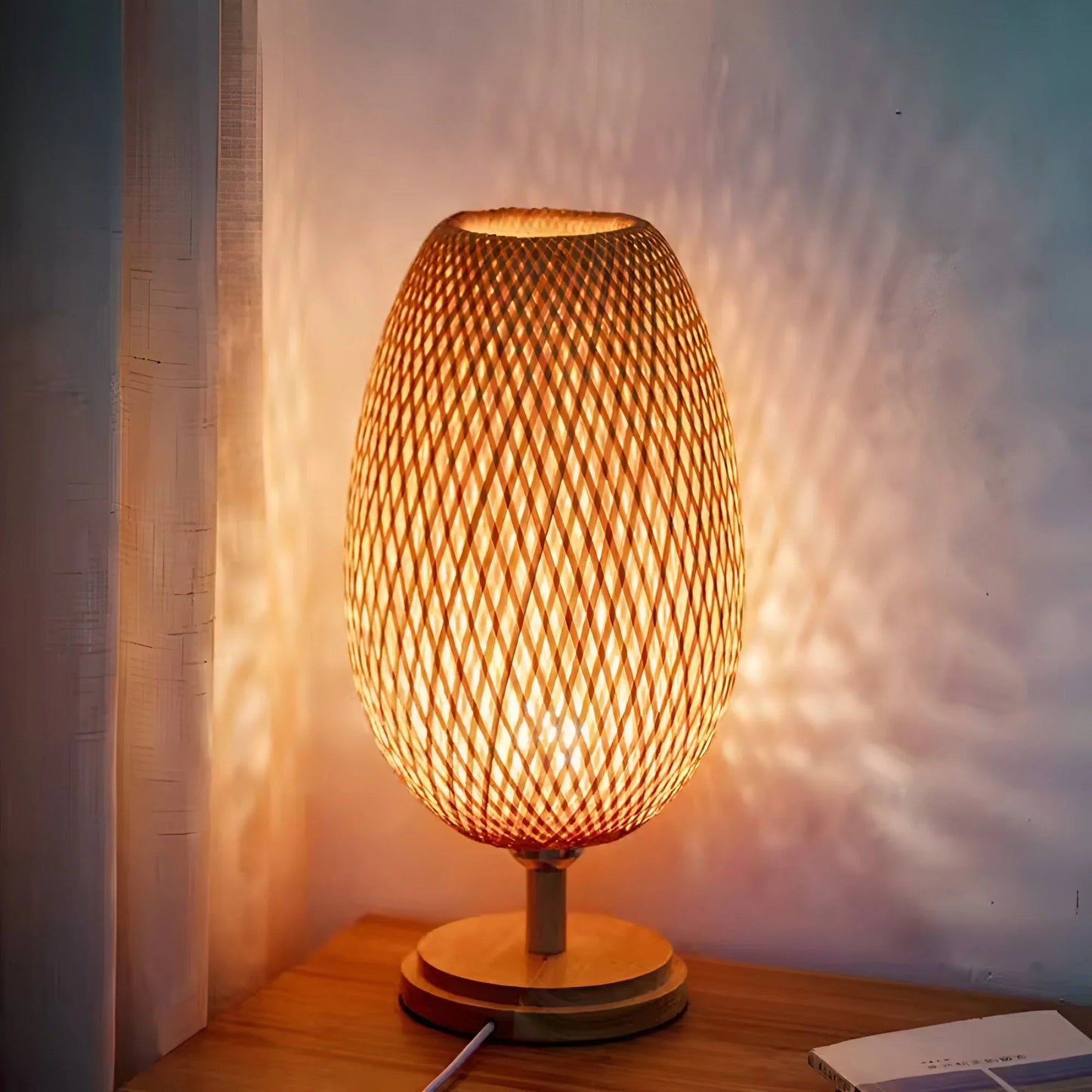 BambooGlow – ręcznie tkana lampa stołowa z rattanu 1