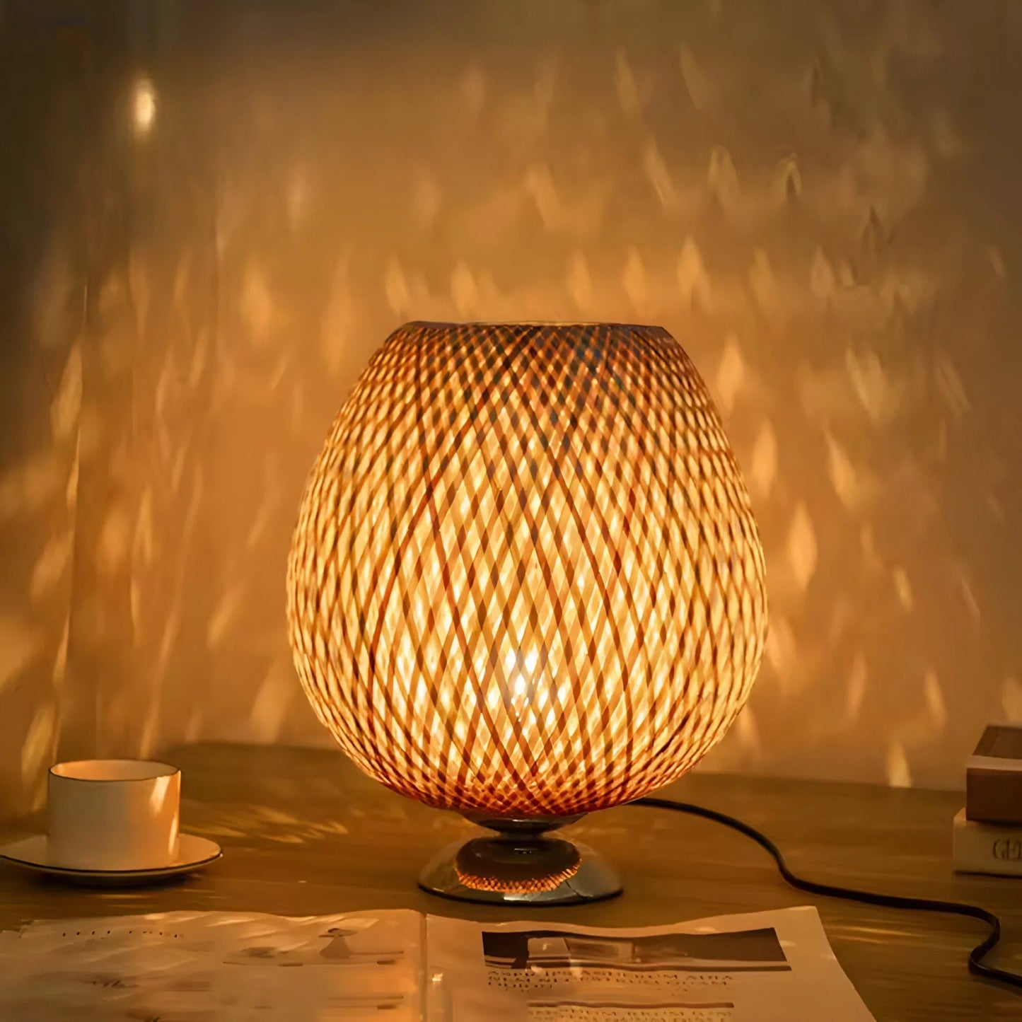 BambooGlow – ręcznie tkana lampa stołowa z rattanu 2