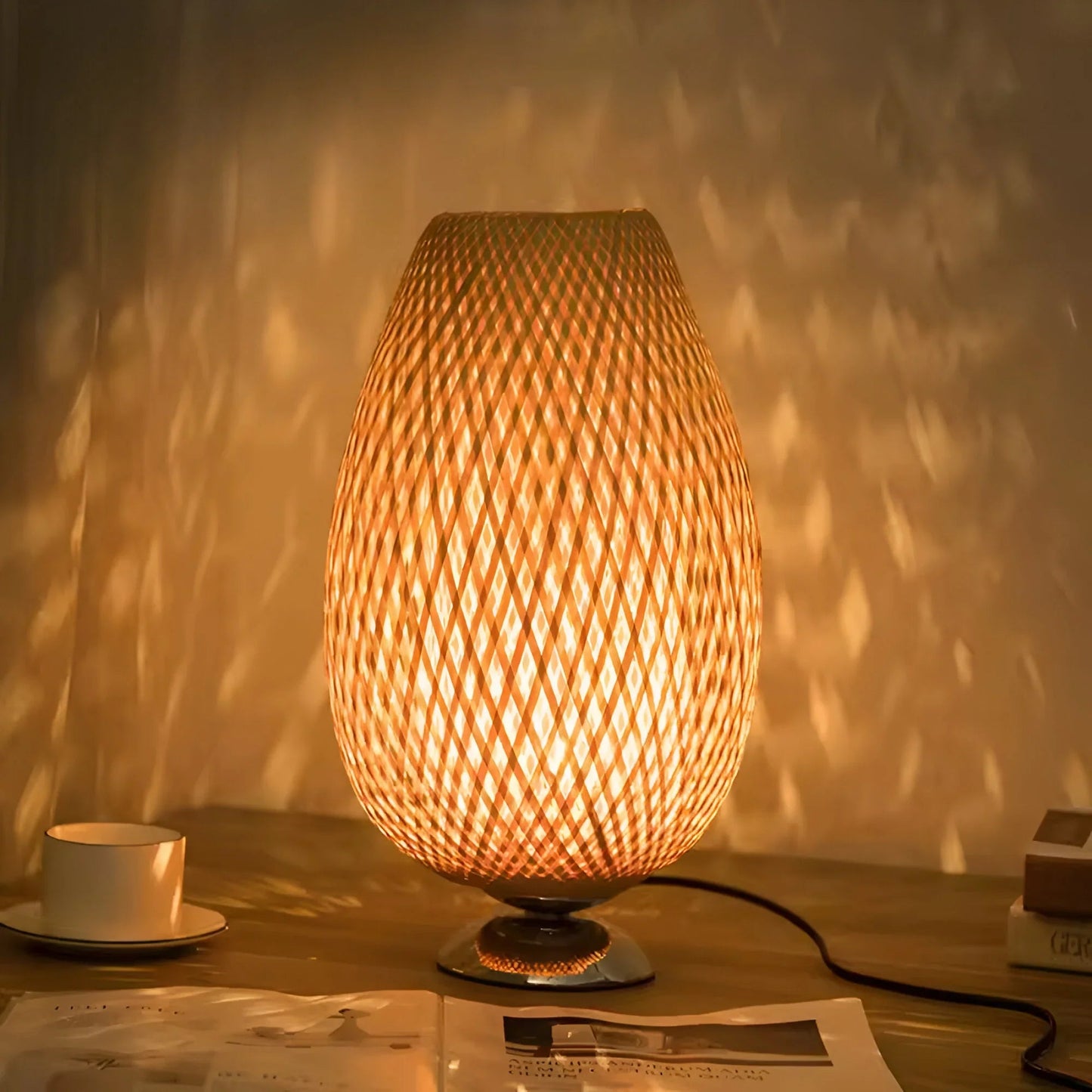 BambooGlow – ręcznie tkana lampa stołowa z rattanu 3
