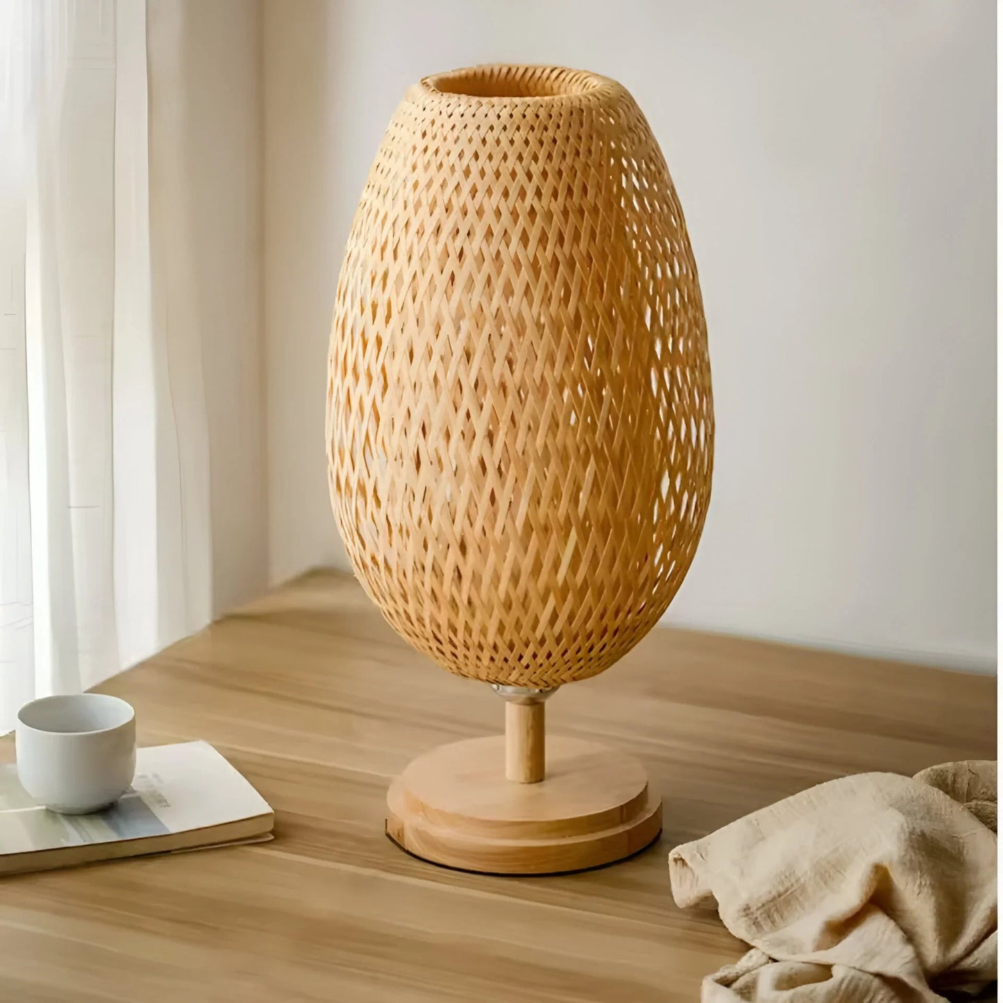 BambooGlow – ręcznie tkana lampa stołowa z rattanu 4