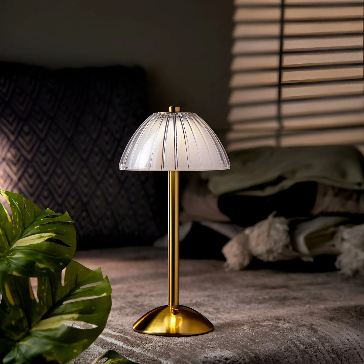 GlintGlow – bezprzewodowa i lekka lampa stołowa 1