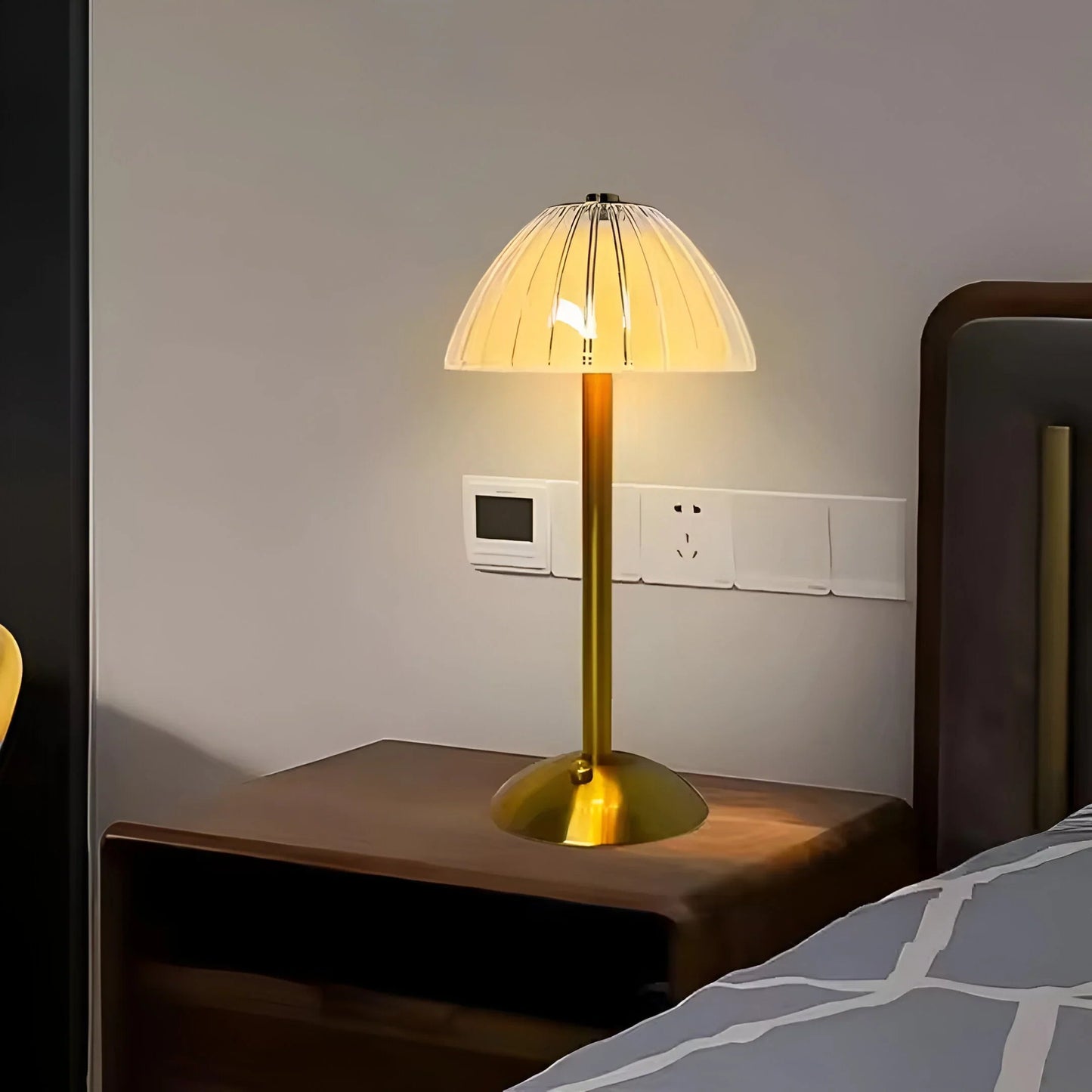 GlintGlow – bezprzewodowa i lekka lampa stołowa 3