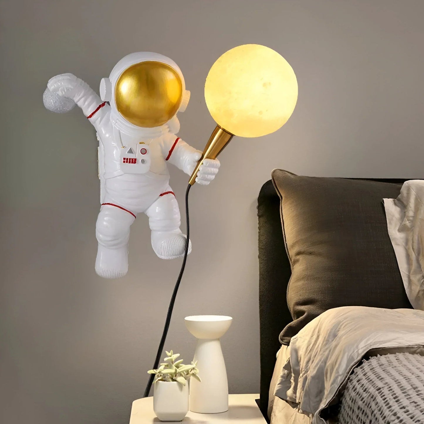 LunarGlow – Pływająca lampa stołowa z motywem astronauty 1