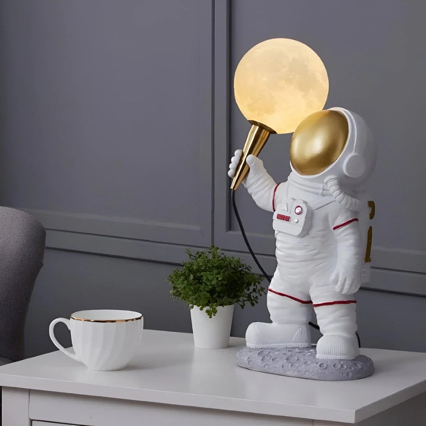 LunarGlow – Pływająca lampa stołowa z motywem astronauty 2