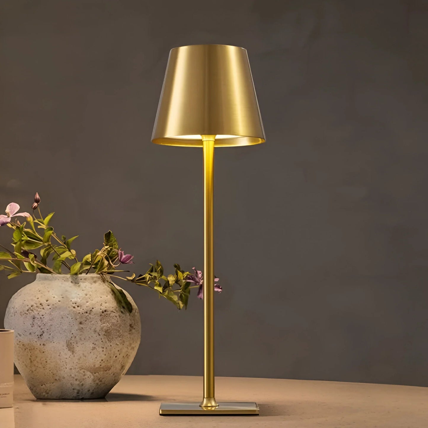 NovaShine – Elegancka, ściemnialna lampa stołowa 1