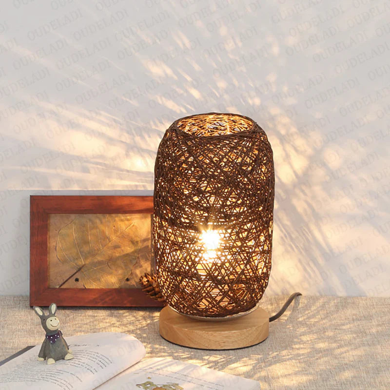RayaGlow – ręcznie robiona lampa stołowa z rattanu 3