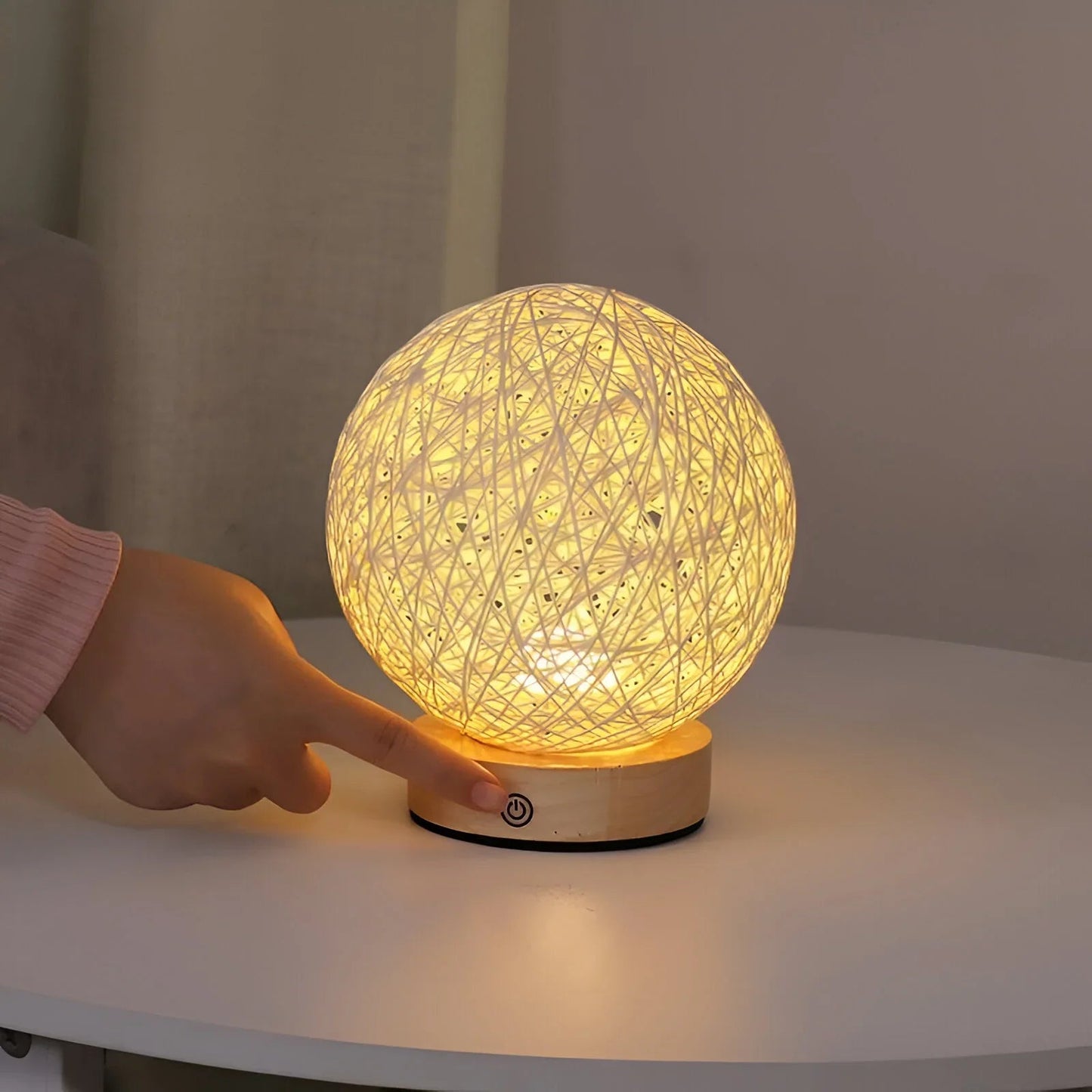 RayaGlow – ręcznie tkana lampa stołowa z rattanu 1