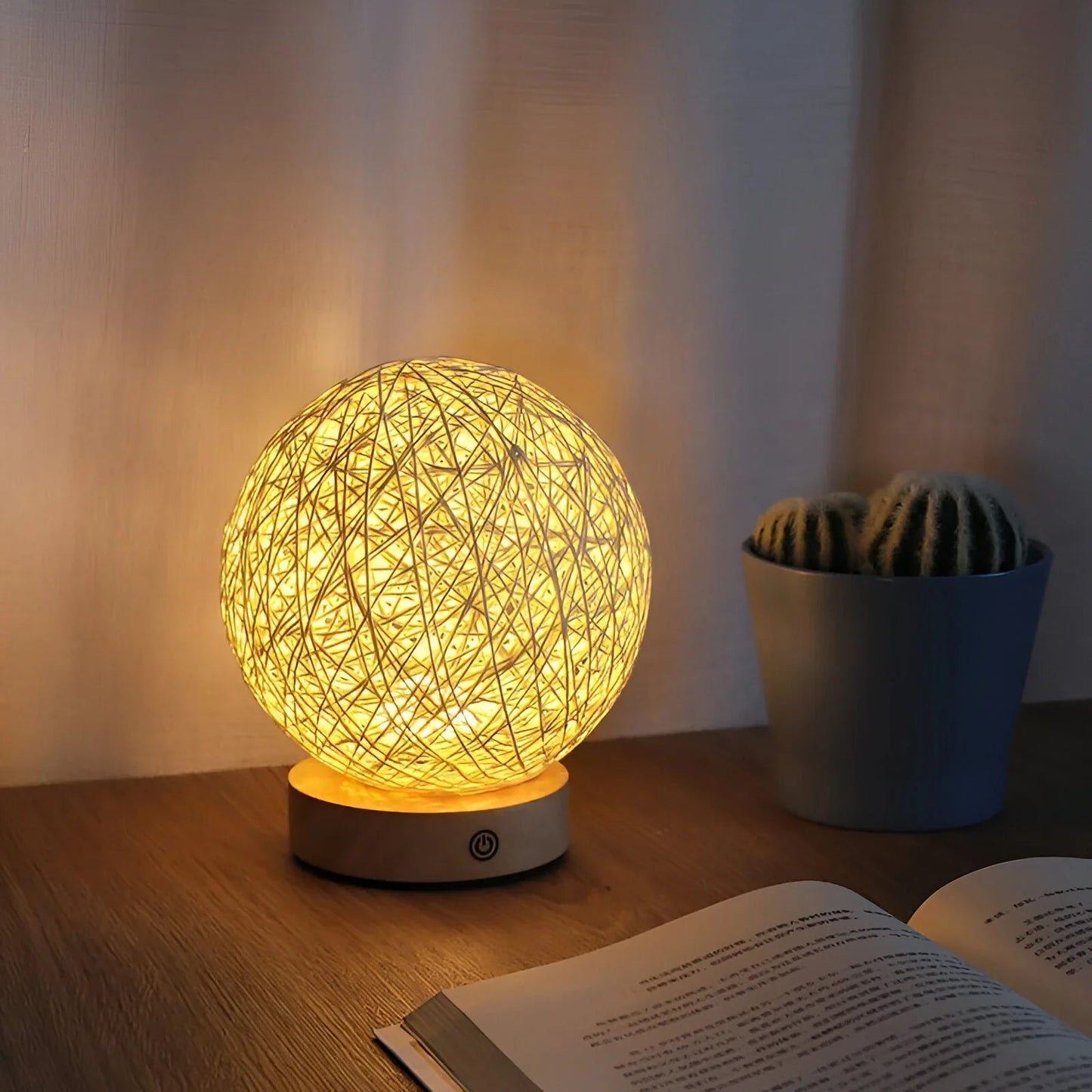 RayaGlow – ręcznie tkana lampa stołowa z rattanu 2