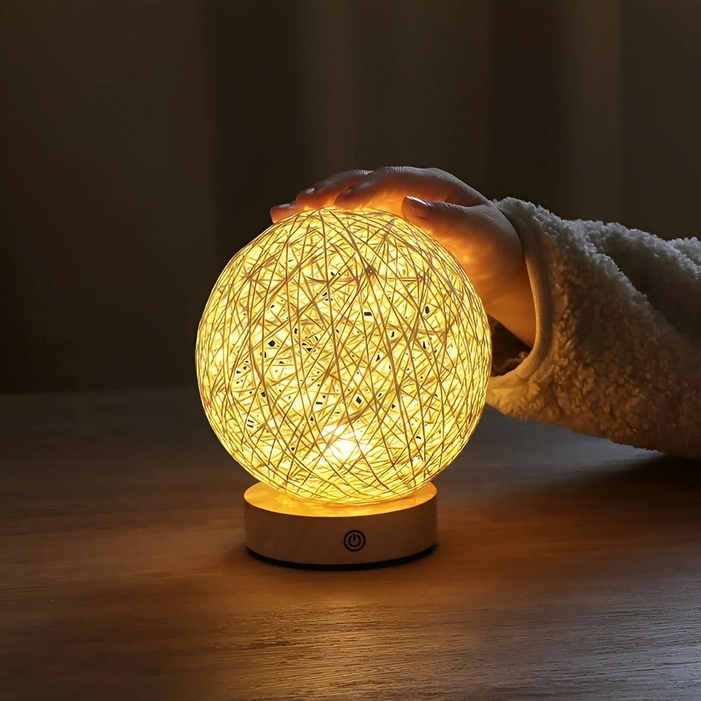 RayaGlow – ręcznie tkana lampa stołowa z rattanu 3