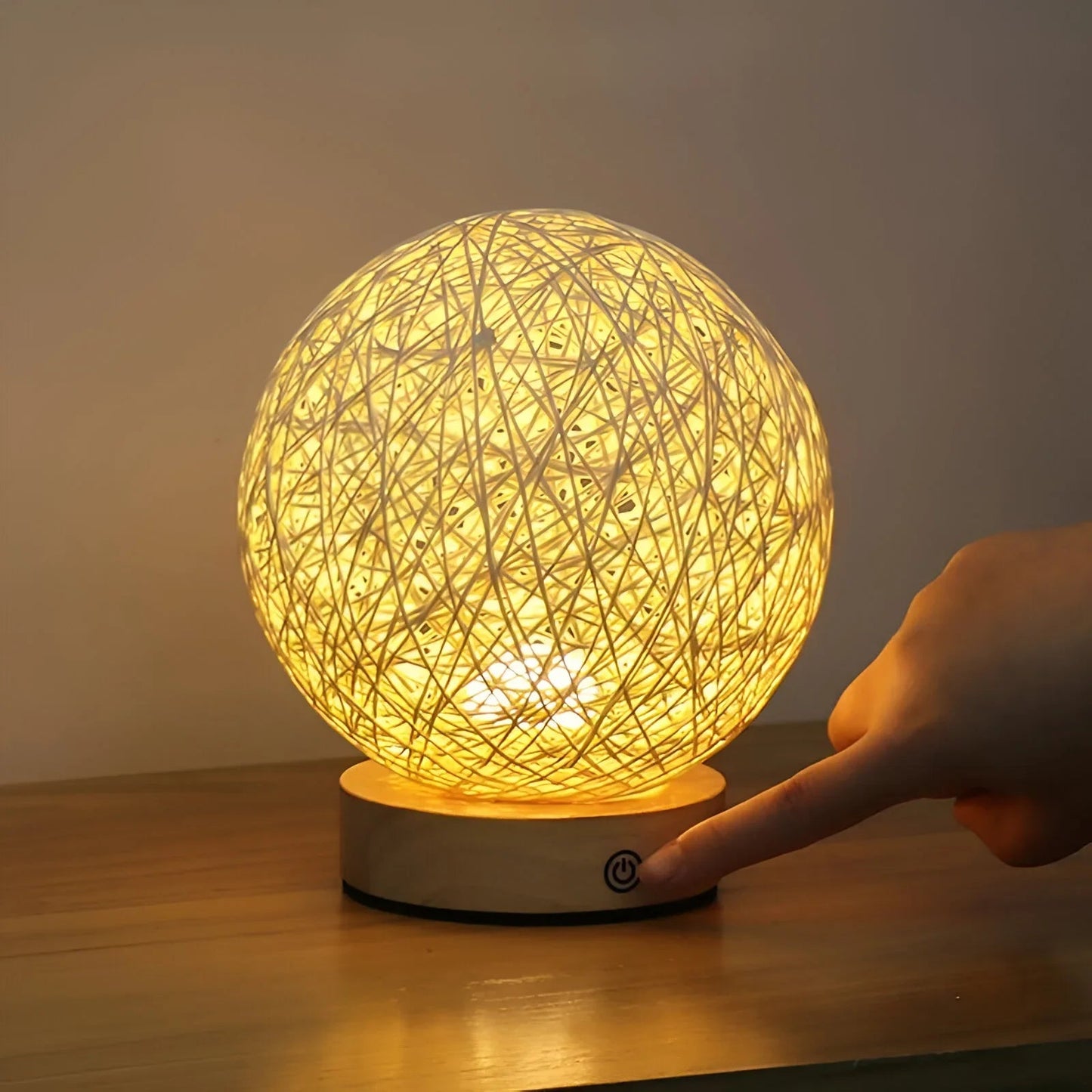 RayaGlow – ręcznie tkana lampa stołowa z rattanu 4