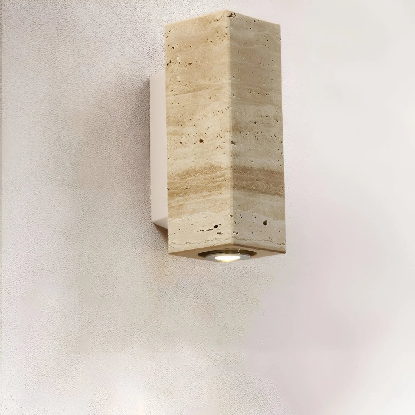 StoneLuxe – Naturalna lampa ścienna z trawertynu 1