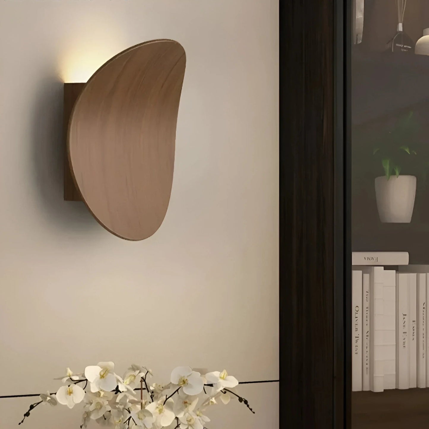 WoodLume – Zakrzywiona drewniana lampa ścienna 1