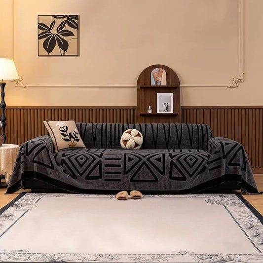 DecoraNest – Stylowy pokrowiec na sofę z wzorem labiryntu