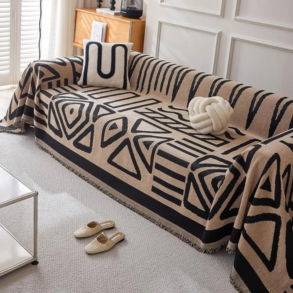 DecoraNest – Stylowy pokrowiec na sofę z wzorem labiryntu