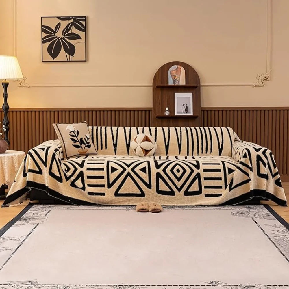DecoraNest – Stylowy pokrowiec na sofę z wzorem labiryntu