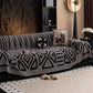 DecoraNest – Stylowy pokrowiec na sofę z wzorem labiryntu