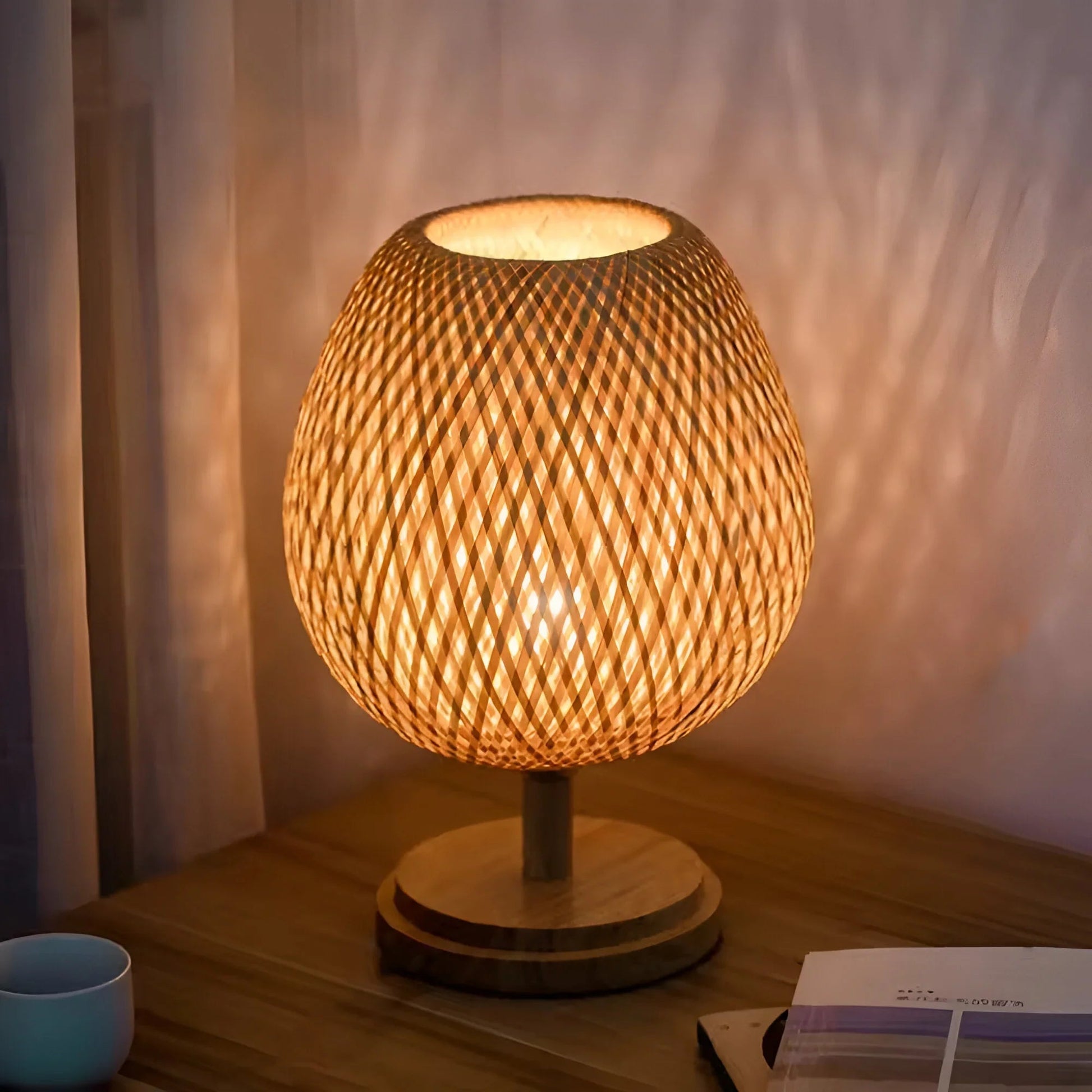 BambooGlow – ręcznie tkana lampa stołowa z rattanu 0