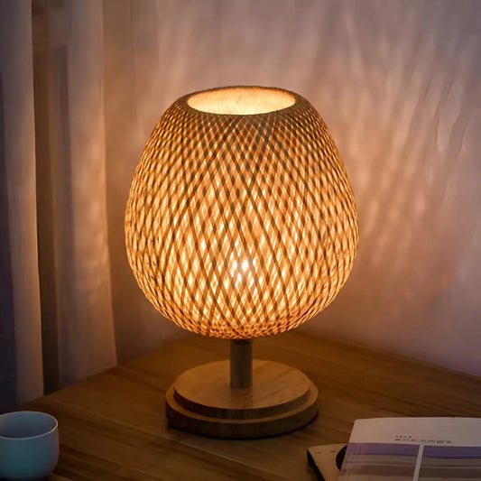 BambooGlow – ręcznie tkana lampa stołowa z rattanu 0