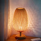 BambooGlow – ręcznie tkana lampa stołowa z rattanu 1