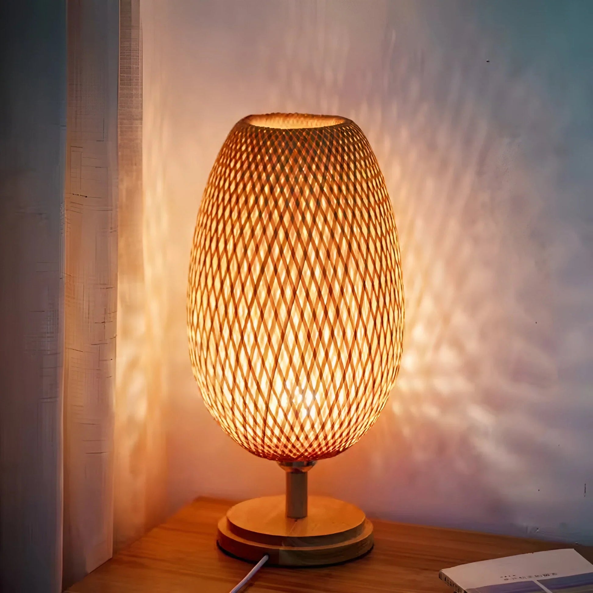 BambooGlow – ręcznie tkana lampa stołowa z rattanu 1
