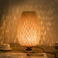 BambooGlow – ręcznie tkana lampa stołowa z rattanu 3