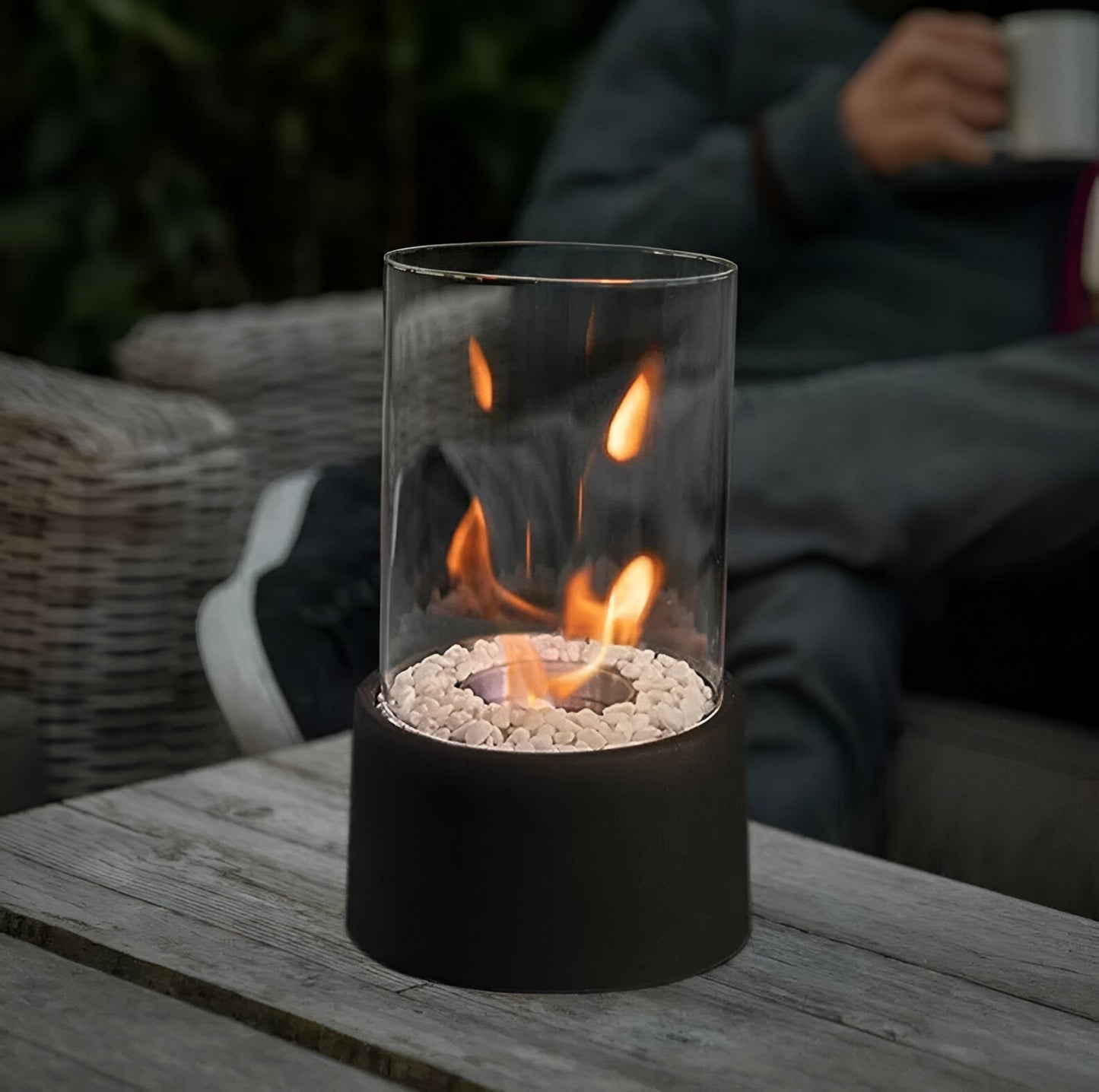 LumeFlame – przenośna lampa stołowa z efektem latarni ogniowej 1
