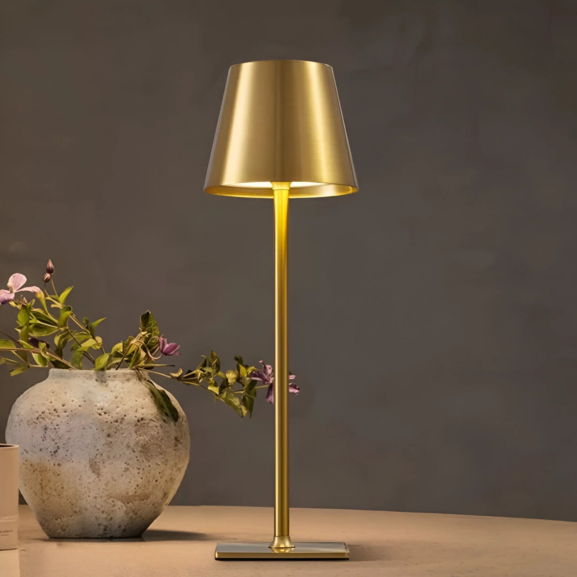 NovaShine – Elegancka, ściemnialna lampa stołowa 1