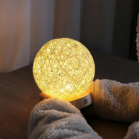 RayaGlow – ręcznie tkana lampa stołowa z rattanu 0