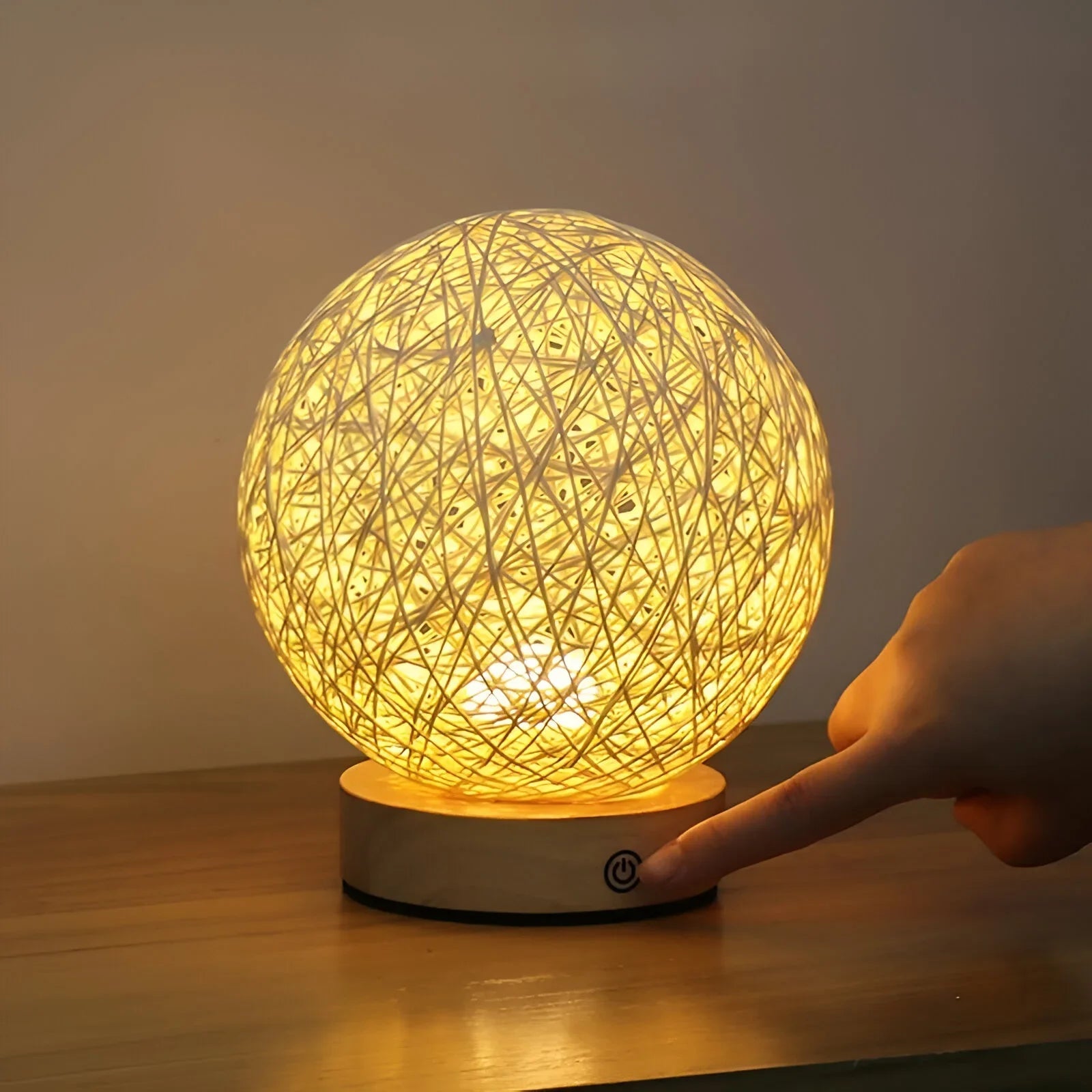 RayaGlow – ręcznie tkana lampa stołowa z rattanu 4