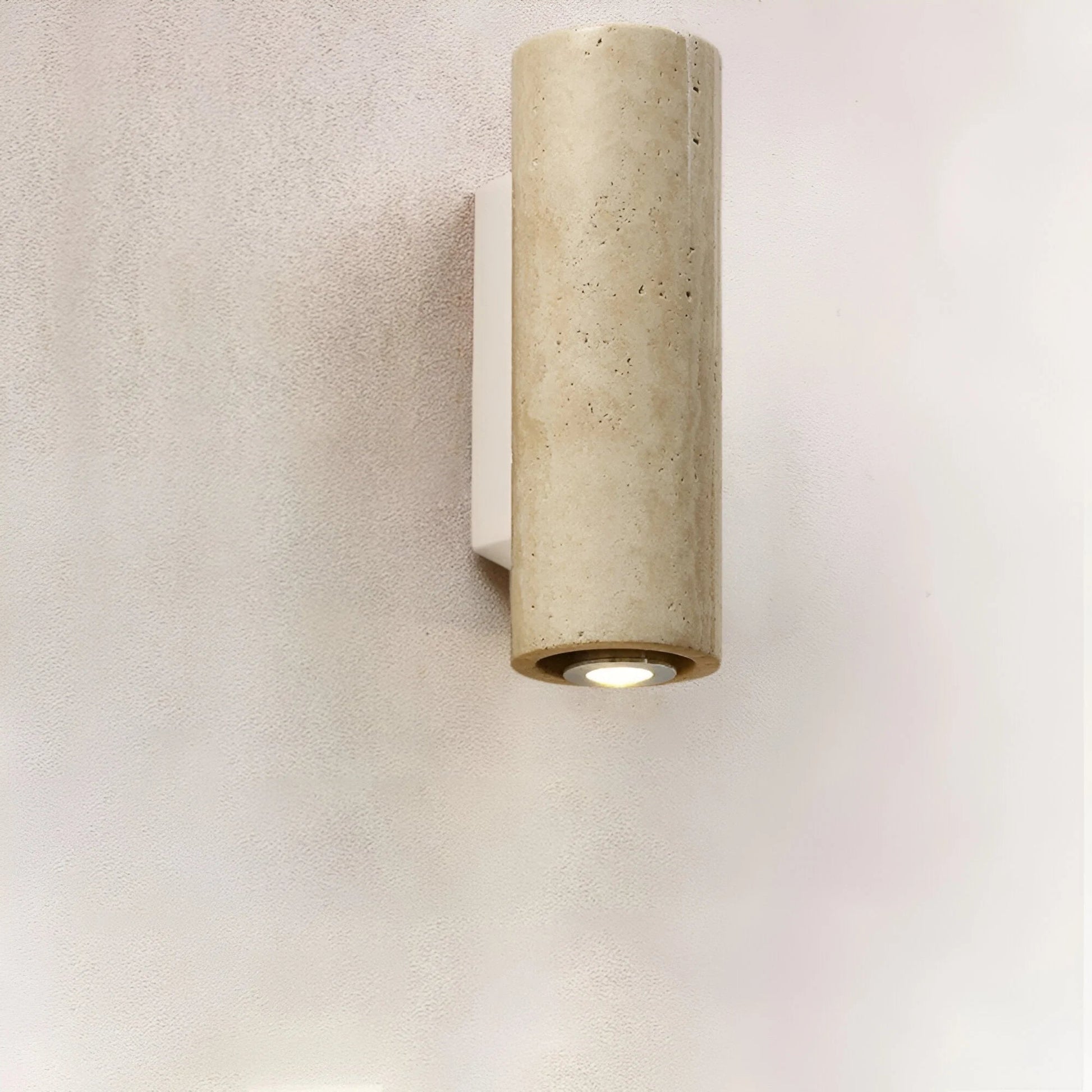 StoneLuxe – Naturalna lampa ścienna z trawertynu 3