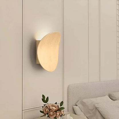 WoodLume – Zakrzywiona drewniana lampa ścienna 0