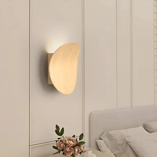 WoodLume – Zakrzywiona drewniana lampa ścienna 0